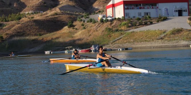 Kürek Sporcuları Şehitler Ve Gaziler İçin Kürek Çekti