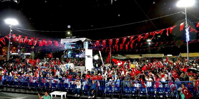 Bağcılarlılar, Yağmurlu Havaya Aldırış Etmeden Demokrasi Nöbeti Tuttu