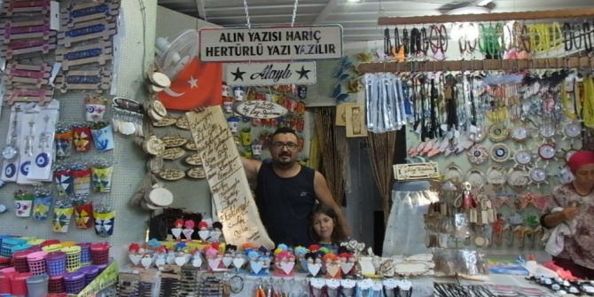 Her Türlü Malzemeye Yazı Yazıyor