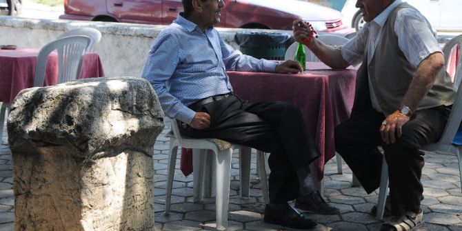 Tarlasından Bulduğu Tarihi Taşı Çay Bahçesinde Sergiliyor