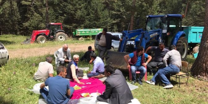 Çiftçiler Ot Biçimi Öncesinde Ağbaba Dağı Şehitlerine Dua Ettiler