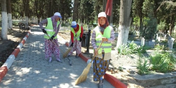 Bigadiç’te, Mezarlıkların Temizliğini Kadınlar Yapıyor