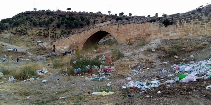 Cendere Köprüsündeki Çöpler Turistlerin Tepkisini Çekiyor