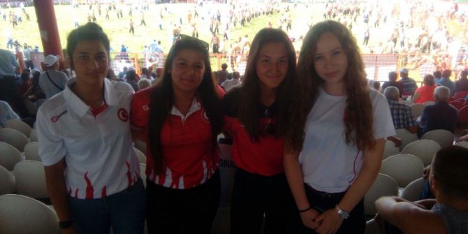 Bayan Güreşçiler Destek İçin Kırkpınar’da