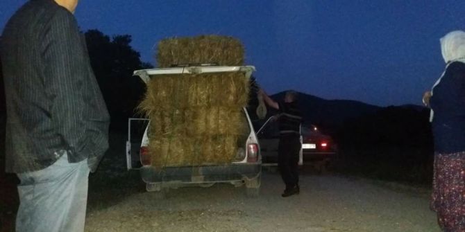 15 Balya Saman Yüklü Otomobille Güldüren Yolculuk