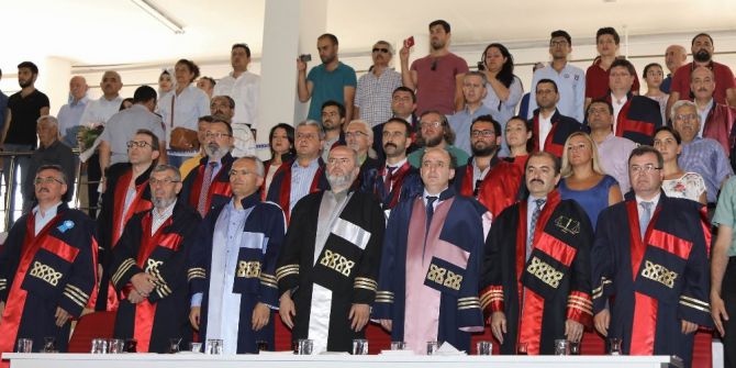 Erü Eğitim Fakültesinde Mezuniyet Coşkusu