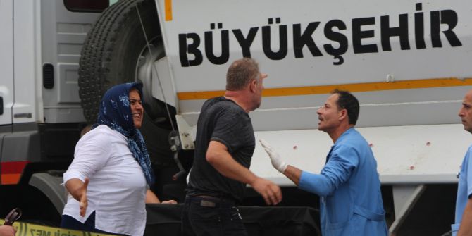 Yolun Karşısına Geçmeye Çalışırken Kamyonun Altında Kaldı