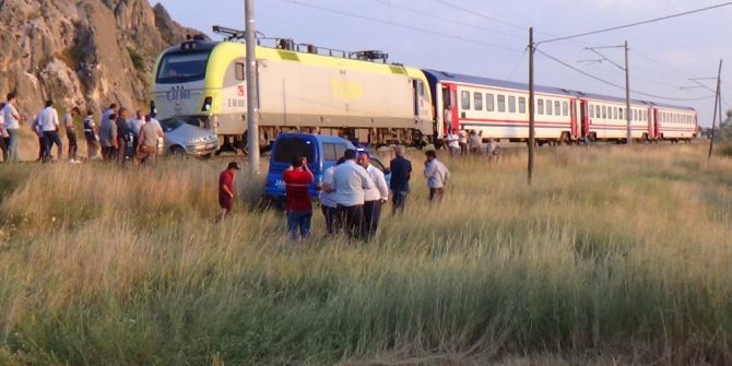 Kütahya’da Raybüsle Otomobil Çarpıştı: 1 Ölü, 3 Yaralı