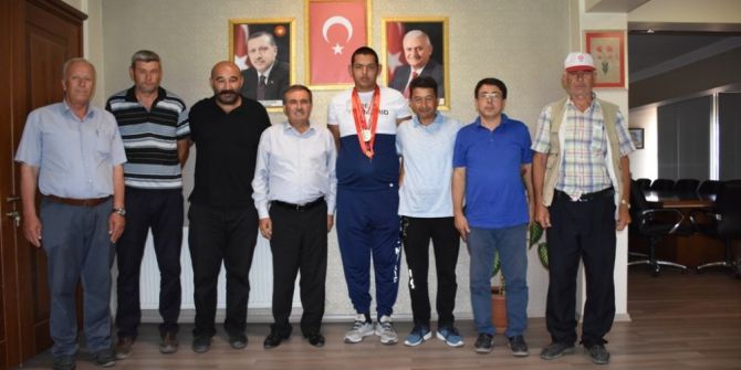 Bigadiç’de Başarılı Güreşçiye Başkan Teşekkürü