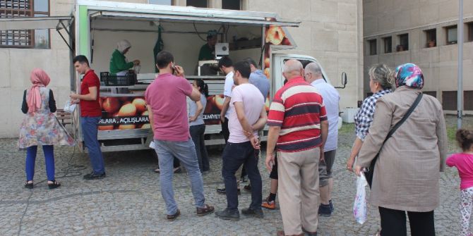 Kavga Eden Kızlara Adliye Önünde Lokma Dağıtma Cezası