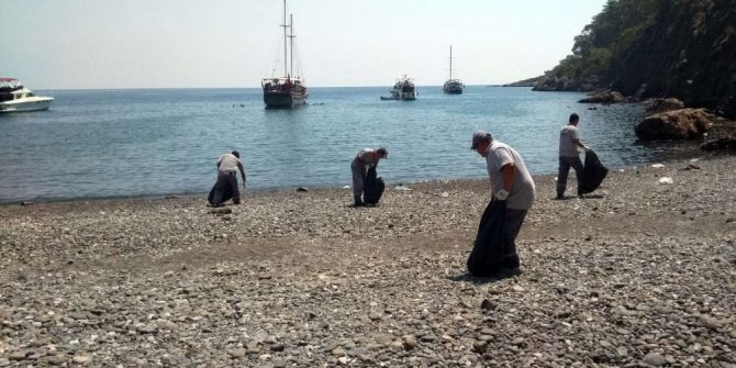 Kemer Sahilleri Temizlendi