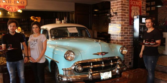 Klasik Araba Galerisi Değil Kafe