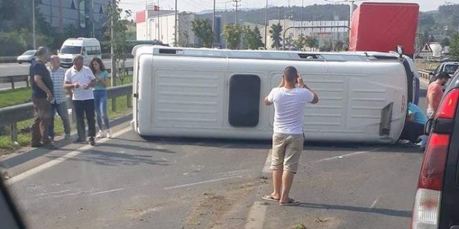 Yolcu Minibüsü Yan Yattı: 4 Yaralı