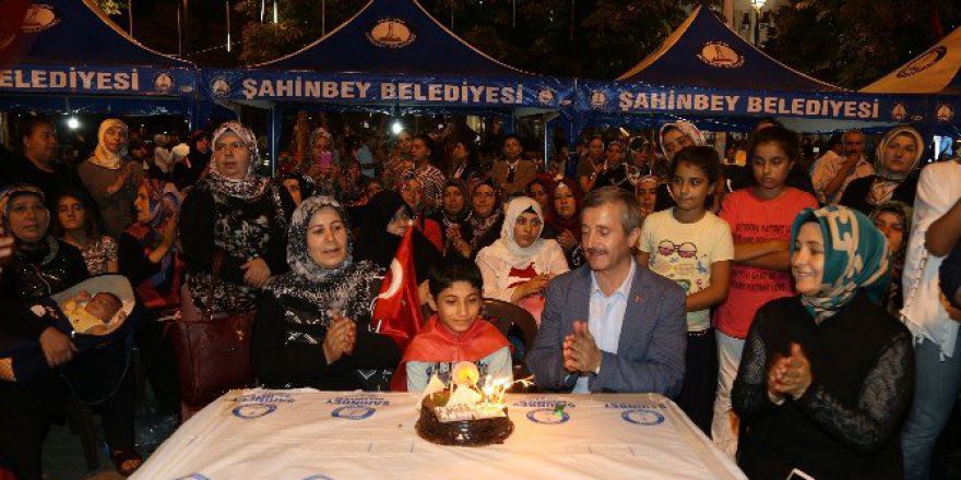 Demokrasi Meydanı’nda Doğum Günü Kutlaması