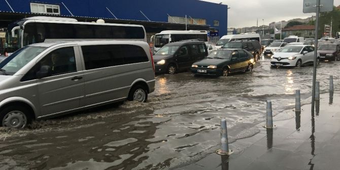 Göle Dönen Yolda Kimi Aracını Terk Etti, Kimi Elleriyle İtti