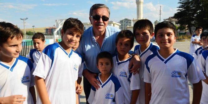 Başkan Çetin Binlerce Çocuğa Spor Malzemesi Hediye Etti