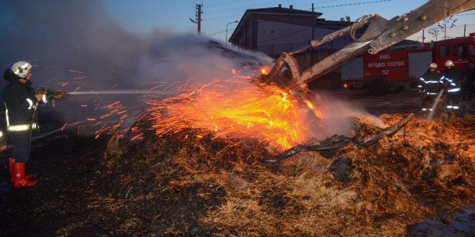 Saman Yüklü Kamyon Alev Alev Yandı