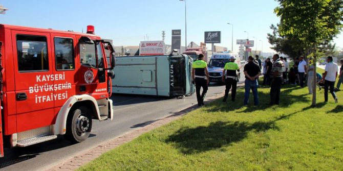 Suriyeli İşçileri Taşıyan Minibüs Devrildi: 3 Yaralı