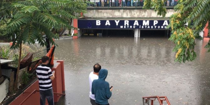 Metro Durakları Ve Metrobüs Yolları Göle Döndü