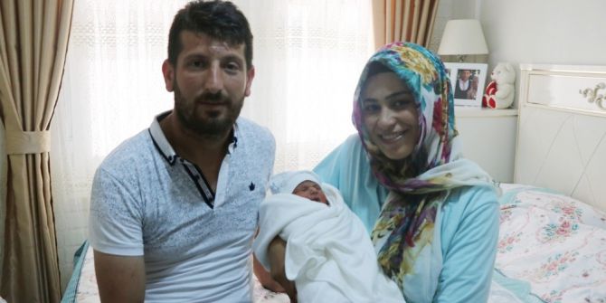 - Yeni Doğan Bebeğinin İsmini Ömer Halis Koydular