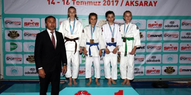 Kağıtspor Yine Zirvede