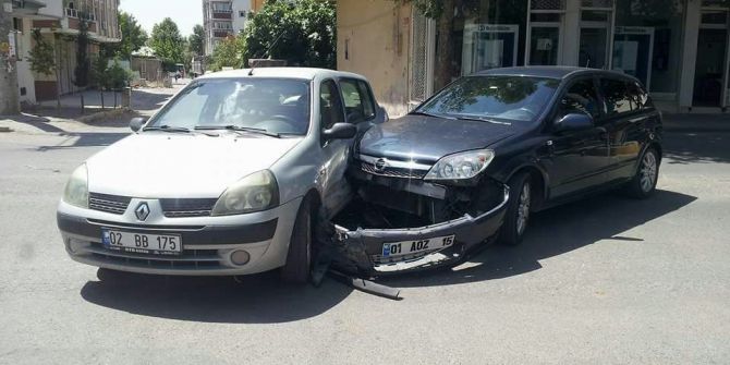 İki Otomobil Kavşakta Çarpıştı