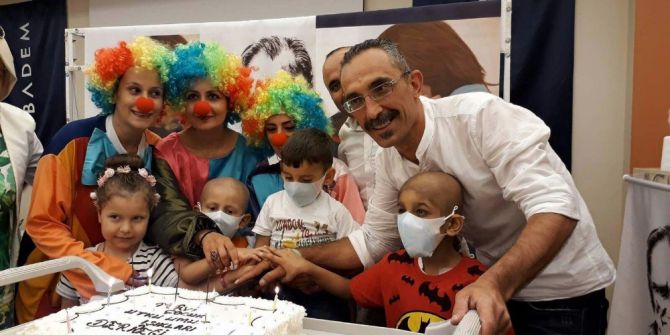 Çocuğunu Kaybetti, Onlarca Çocuğu Güldürüyor