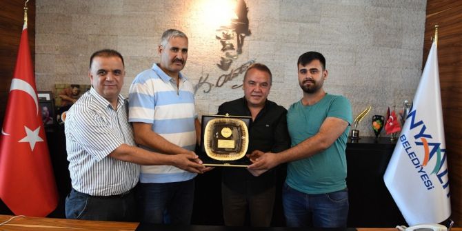 Konyaaltı’nın En İyi Pazarcılarına Plaket