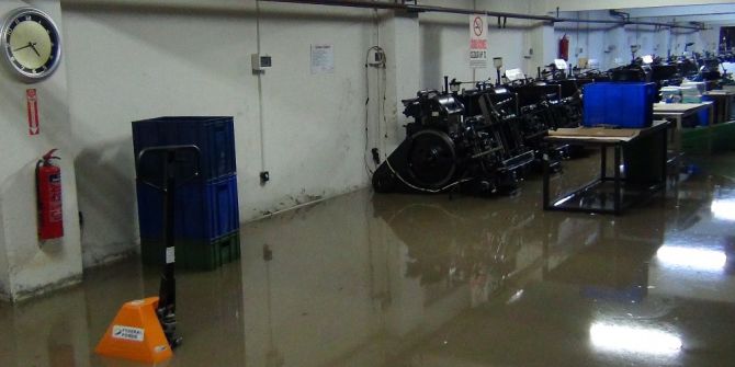 Otomobiller Mahsur Kaldı, İş Yerlerini Su Bastı