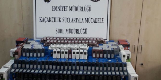 İzmir’de Gümrük Kaçağı Telefon Operasyonu