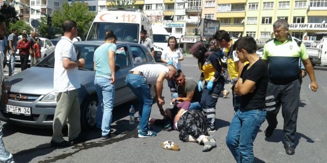 Yaya Geçidinde Araba Çarptı