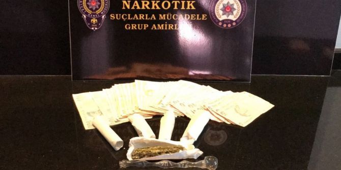 Otomobille Uyuşturucu Ticareti Yapan 2 Şahıs Yakalandı
