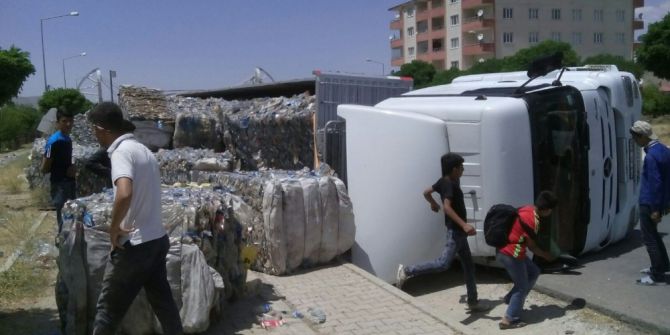 Geri Dönüşüm Malzemesi Yüklü Tır Devrildi