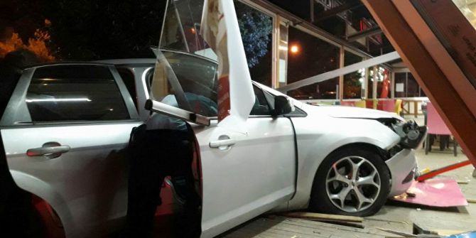 Otomobil Pastaneye Girdi, Sürücü Kaçtı