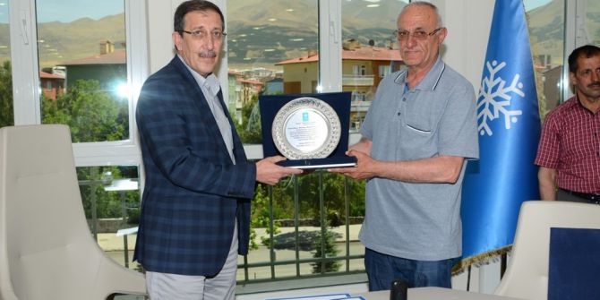 Başkan Bulutlar’dan Emekli Personele Teşekkür Plaketi