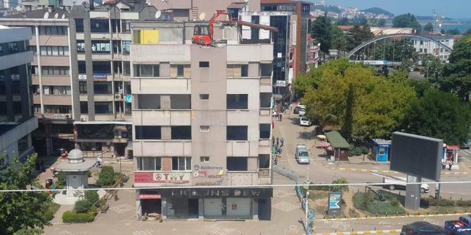 Fatsa Cumhuriyet Meydanı Projesi’nde İkinci Binanın Yıkımı Da Başladı