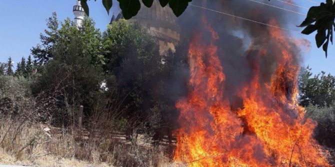 Cami Bahçesinde Yangın Çıktı