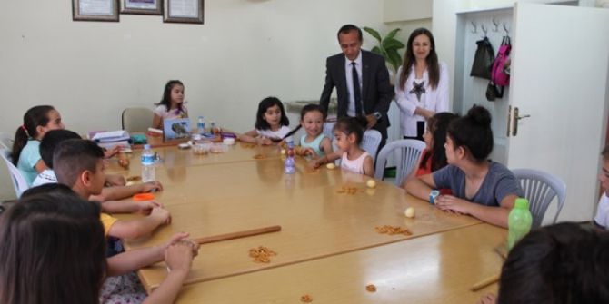 Bağlama Çalıp Pasta Yapmayı Öğreniyorlar