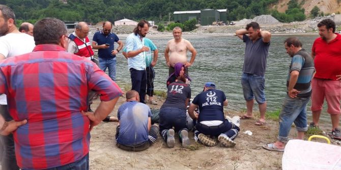 Derede Kaybolan Nehir’i Aramak İçin Fırtına Deresi’ne Girdiler, Sulara Kapılarak Boğulma Tehlikesi Yaşadılar