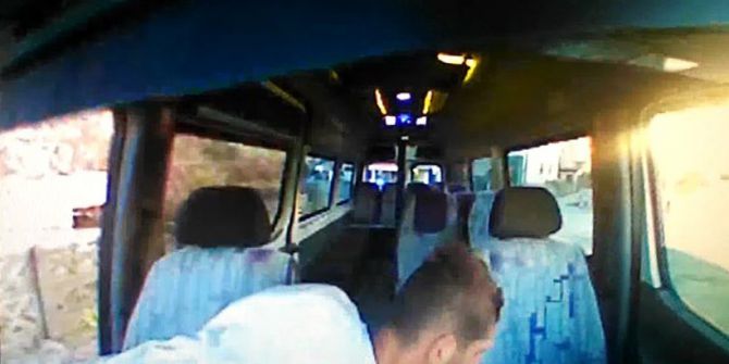 Minibüsten Yapılan Hırsızlık Araç Kamerasına Yansıdı