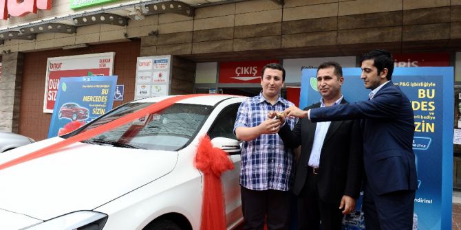 Şanslı Müşteri Lüks Otomobil Kazandı