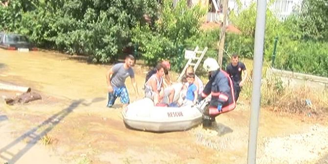 Silivri’de Sel Sularında Mahsur Kalanlar Botlarla Kurtarıldı