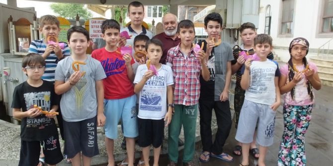 Burhaniye’ De Kurs Öğrencilerine Tatlı İkramı