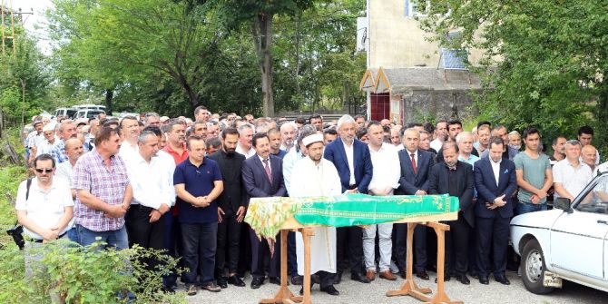 Medyum Memiş Annesini Kaybetti