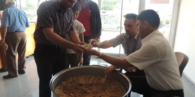 Ticaret Borsası’nda 15 Temmuz Şehitleri İçin Helva Dağıtıldı