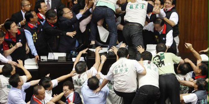 Tayvanlı Milletvekilleri Birbirine Girdi