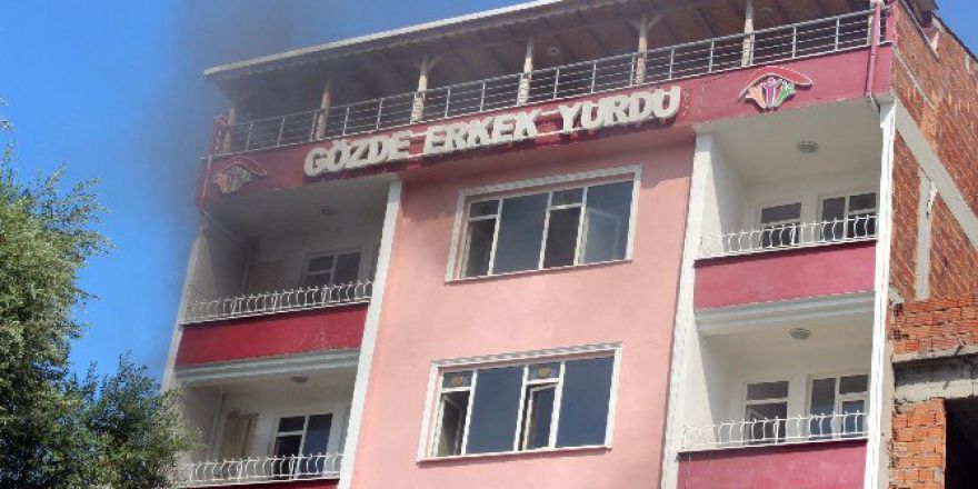 Öğrenci Yurdunun Zemin Katında Çıkan Yangın Korkuttu