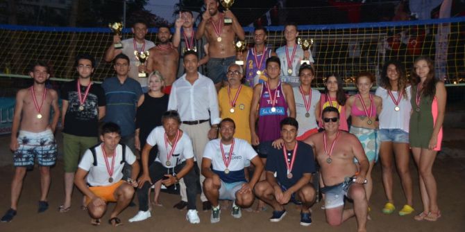 Kemer’de Plaj Voleybolu Turnuvası Düzenlendi
