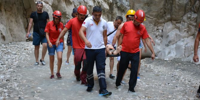 Saklıkent Kanyonu’da Düşen Tatilci Kurtarıldı