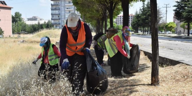 Uşak Sokaklarını Elleriyle Temizliyorlar